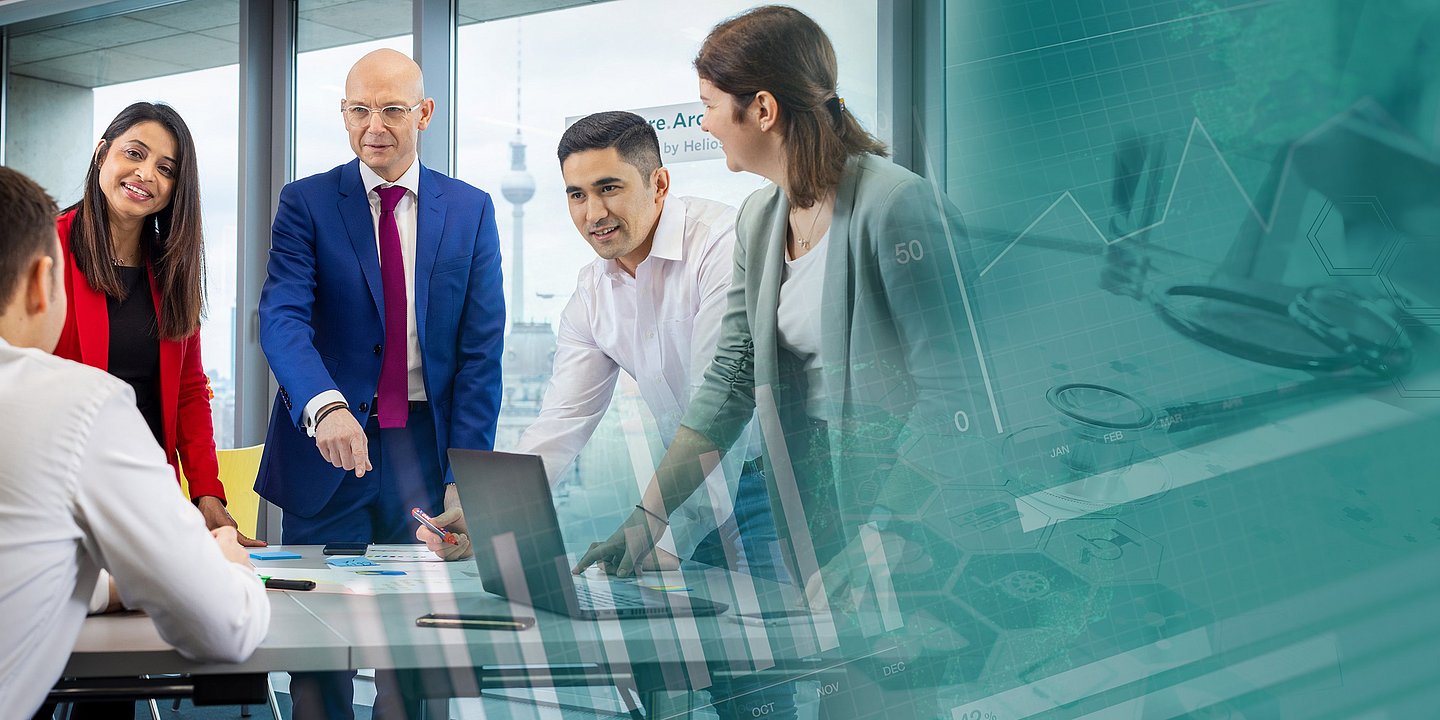 Meetingsituation mit vielen Consultants um einen großen Tisch